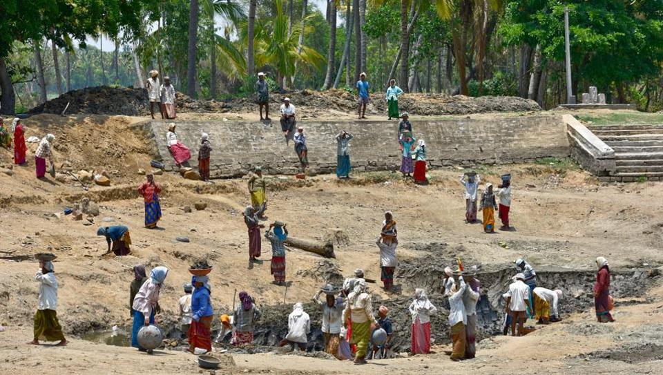 MNREGA workers at a lake rejuvenation project at Mandya, Karnataka.